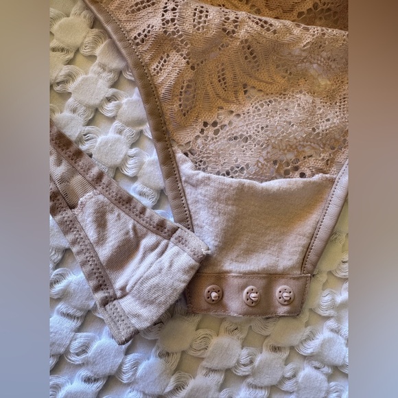 Victoria’s Secret Lace Bodysuit XS Nude Blush Sheer Lace Flutter Sleeve Lingerie - Picture 5 of 9